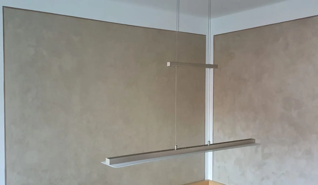 Wand mit dekorativer Spachteltechnik in Beigetönen