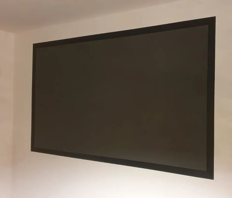 Weiße Wand mit dunkel abgesetztem Rechteck als Gestaltungselement