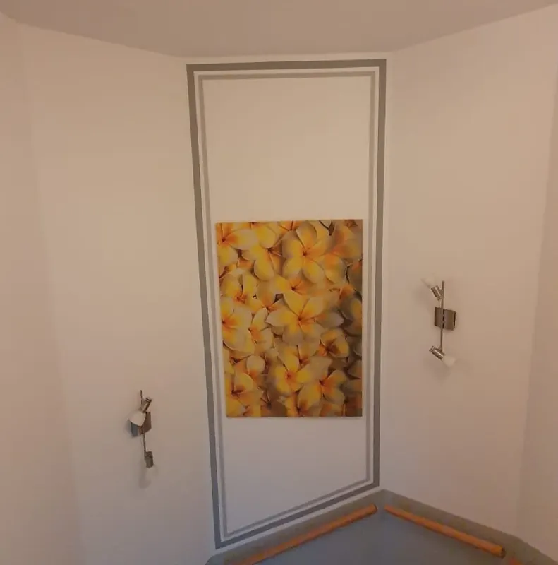 Wandnische mit grau abgesetztem Rahmen und Blumenbild